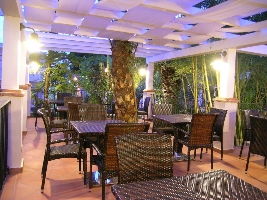 Hotel Santa Maria Санта Мария Наварезе Екстериор снимка