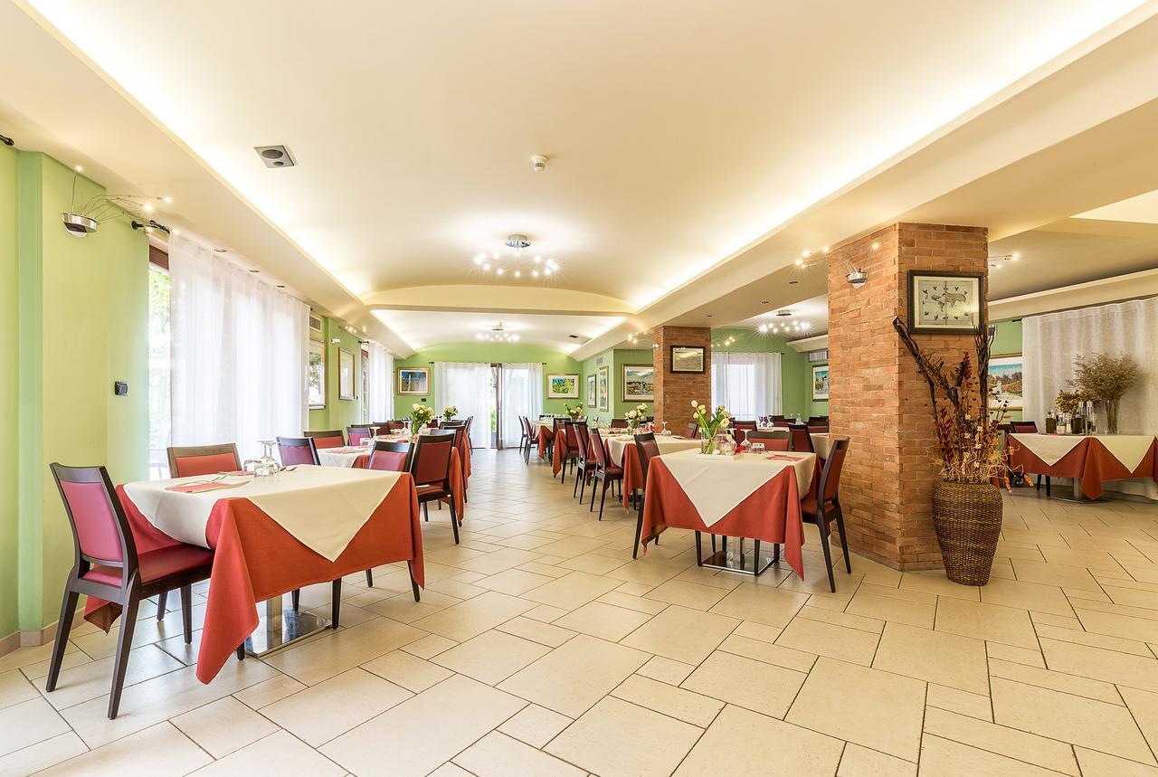 Hotel Santa Maria Санта Мария Наварезе Екстериор снимка