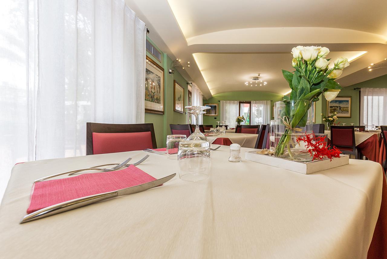 Hotel Santa Maria Санта Мария Наварезе Екстериор снимка