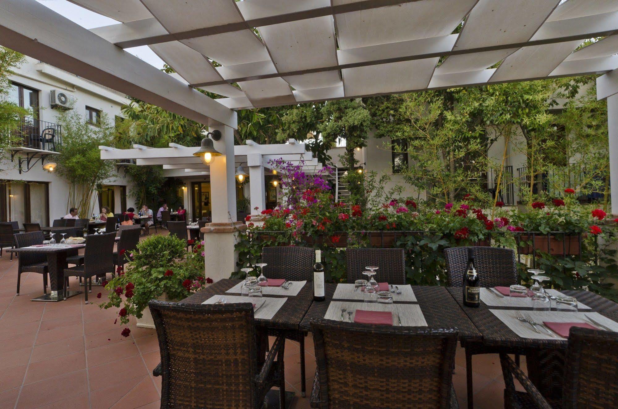 Hotel Santa Maria Санта Мария Наварезе Екстериор снимка