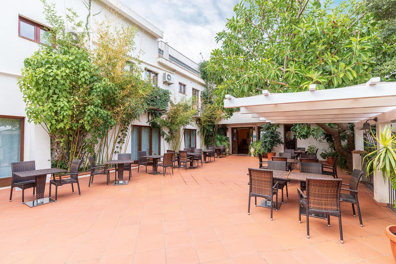 Hotel Santa Maria Санта Мария Наварезе Екстериор снимка